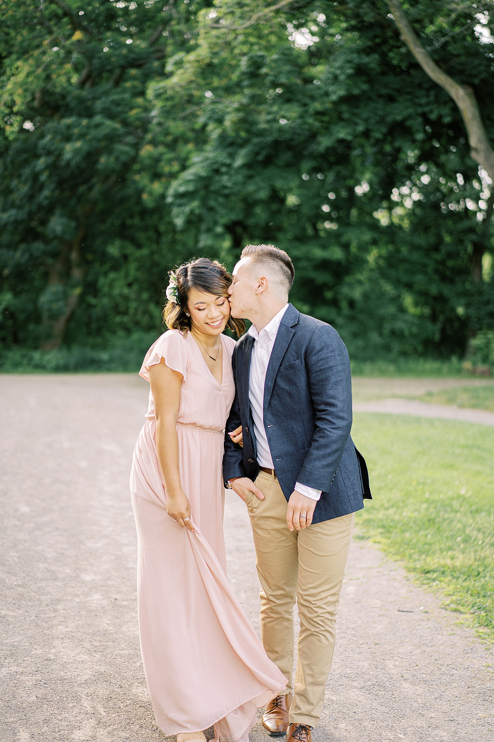 Couple Photos at Dundurn Castle with a woman in a pink chiffon dress and a man in a blue blazer