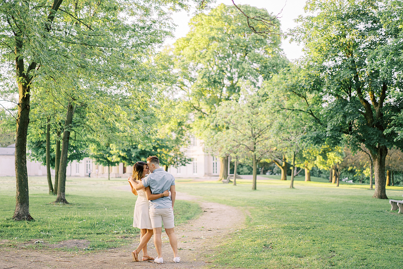 Couple Photos at Dundurn Castle with a woman in a short white dress and a man in a light blue shirt and cream shorts